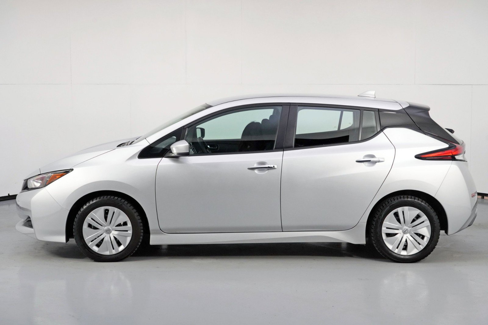 Used 2025 Nissan Leaf S image 40