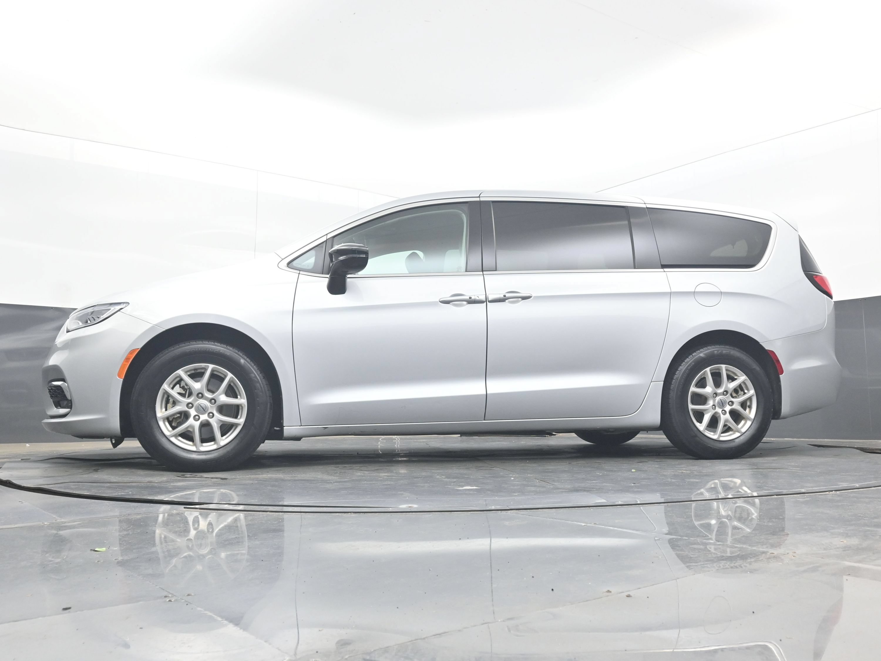 Used 2024 Chrysler Pacifica Touring-L FWD image 23