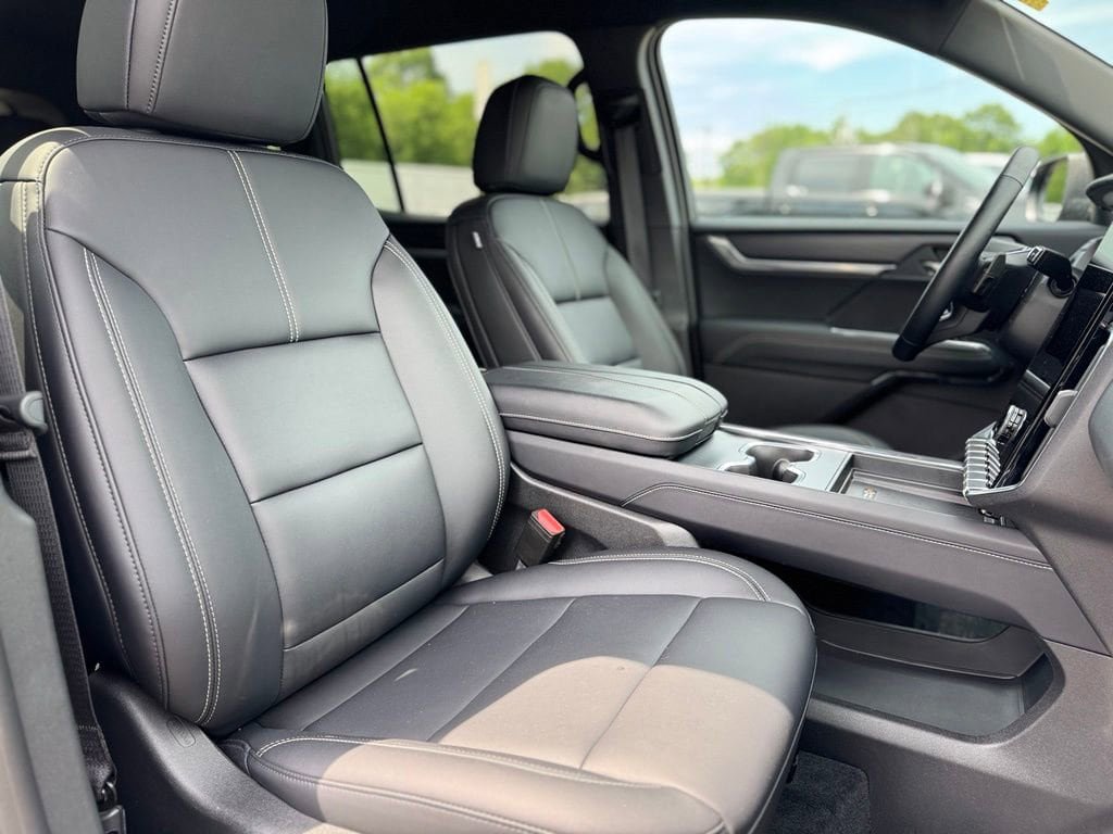 Used 2025 GMC Acadia Elevation w/ Elevation Premium Package AWD/4WD image 12