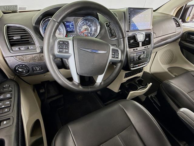 Used 2011 Chrysler Town & Country Touring-L w/ Entertainment Group #2 FWD image 7