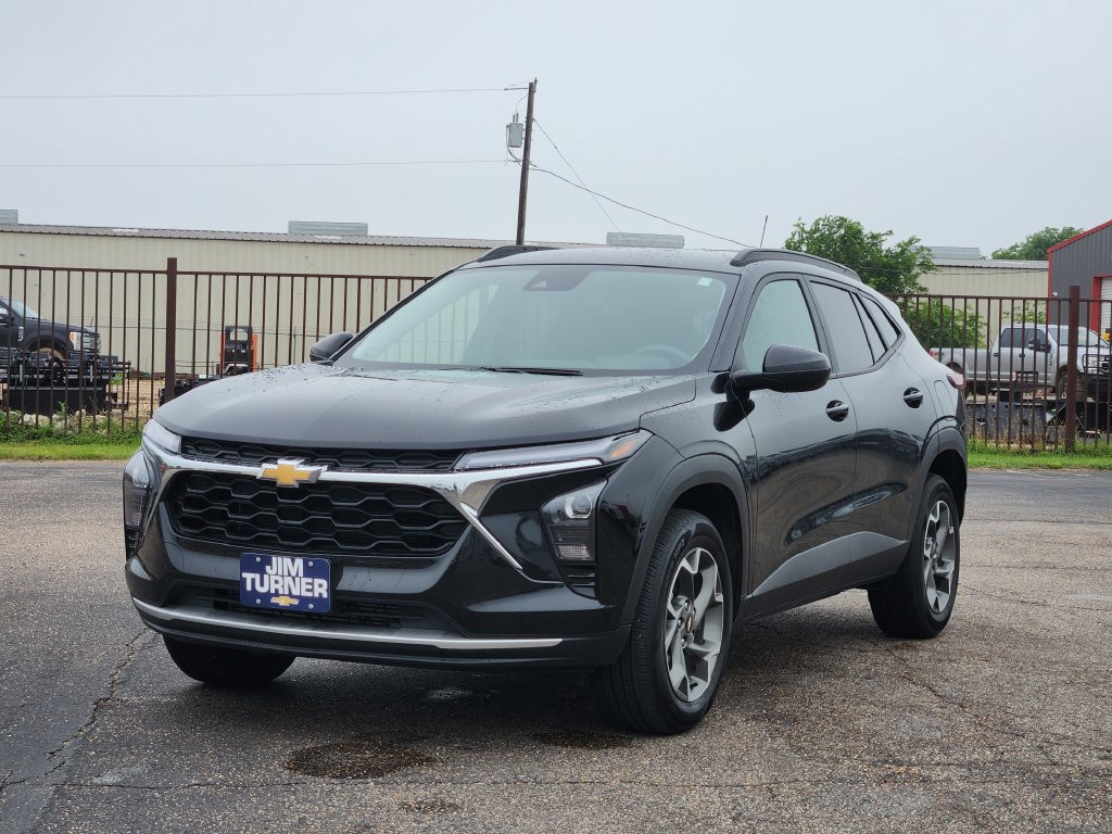 Used 2025 Chevrolet Trax LT FWD image 3