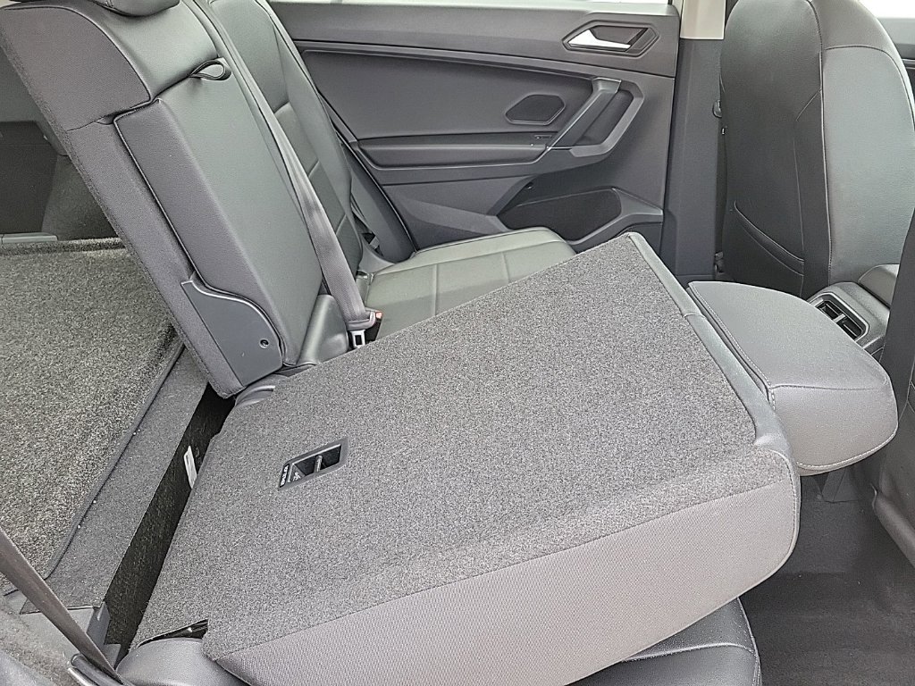 Used 2020 Volkswagen Tiguan SE w/ Panoramic Sunroof Package AWD/4WD image 16