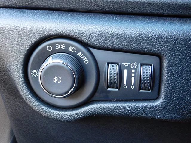 Used 2025 Chrysler Pacifica Select FWD image 21