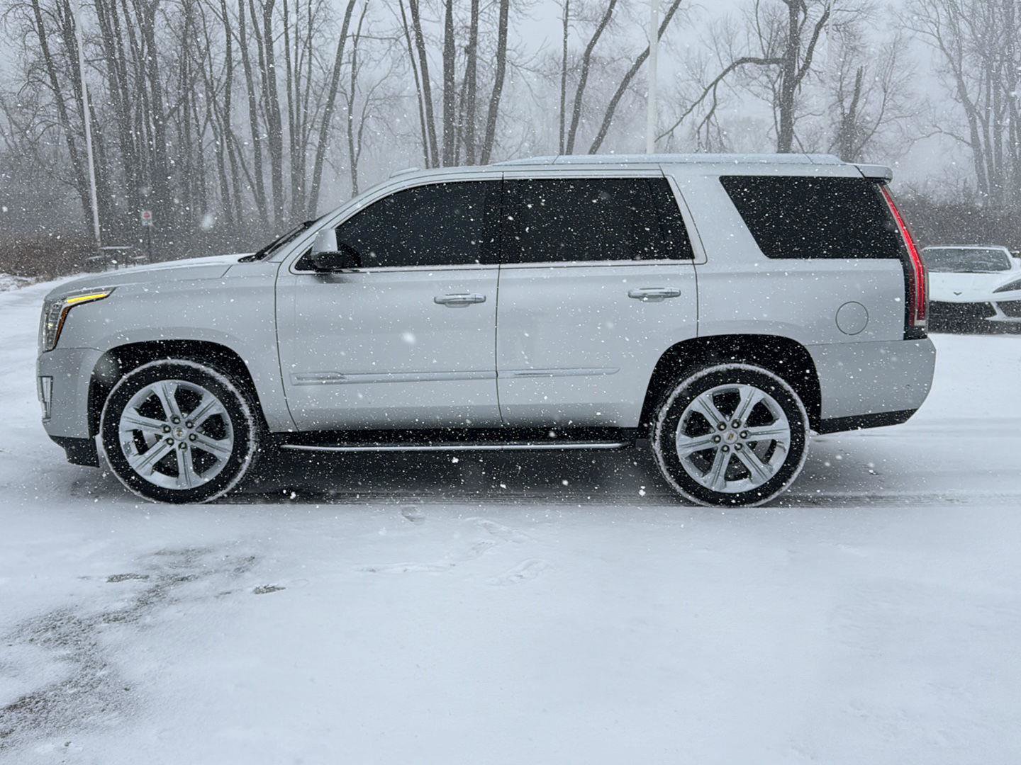 Used 2017 Cadillac Escalade Luxury image 2