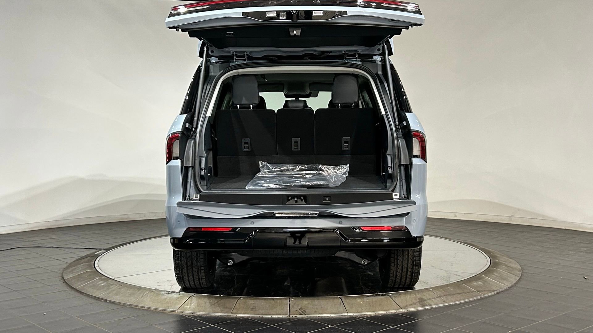 New 2026 Lincoln Navigator Premiere AWD/4WD image 33