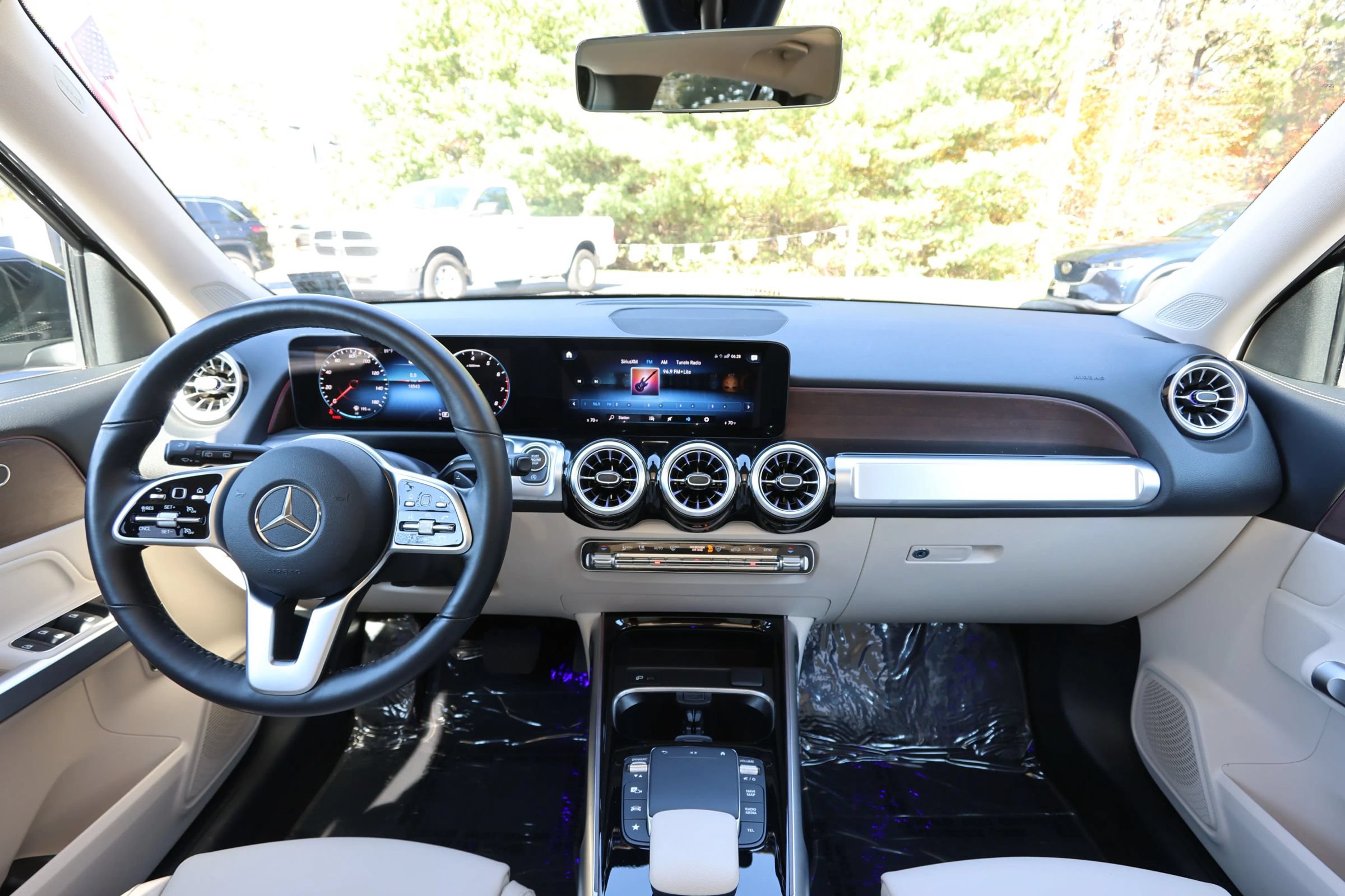 Used 2023 Mercedes-Benz GLB 250 4MATIC w/ Premium Package image 32