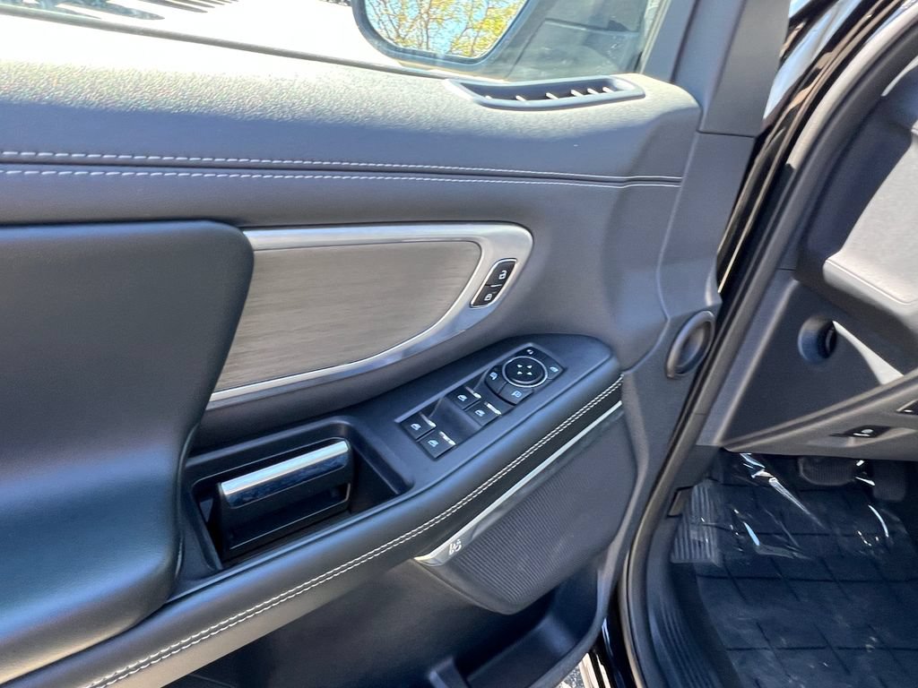 Used 2025 Ford Expedition Platinum w/ Driver's Package AWD/4WD image 28