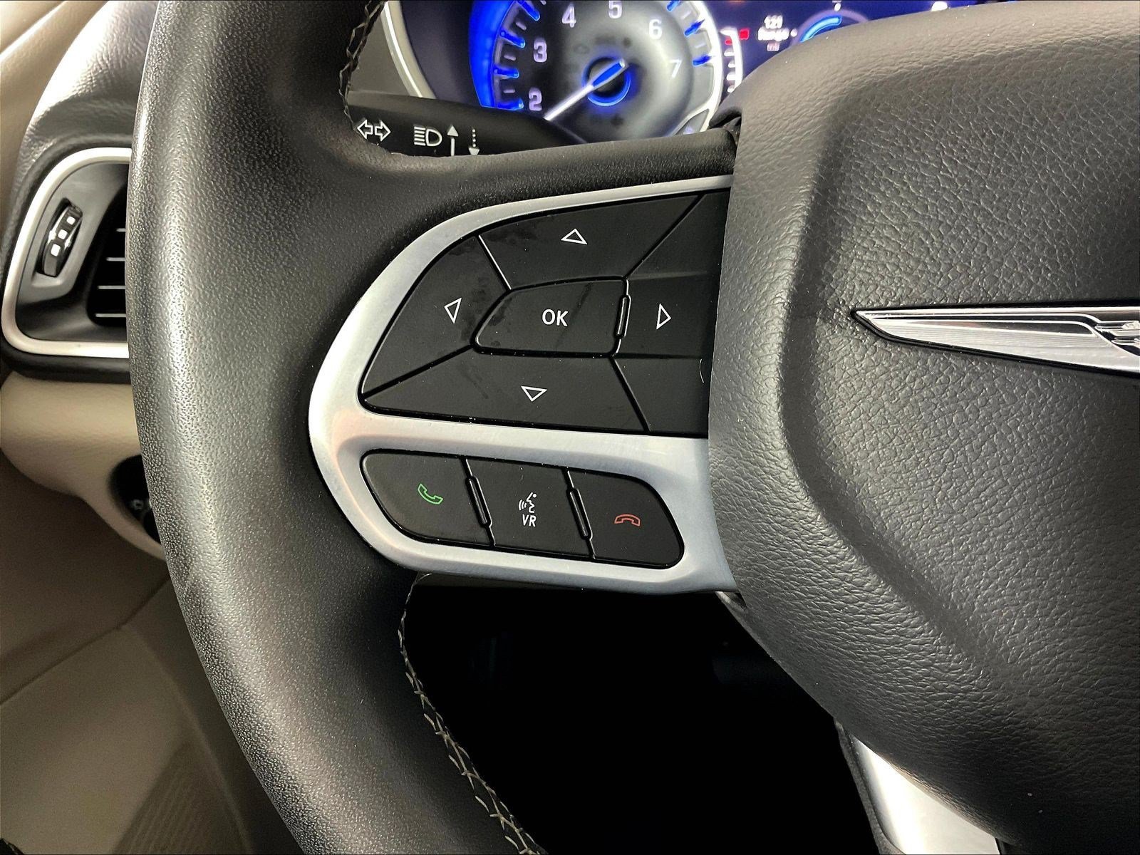 Used 2023 Chrysler Pacifica Touring-L FWD image 11