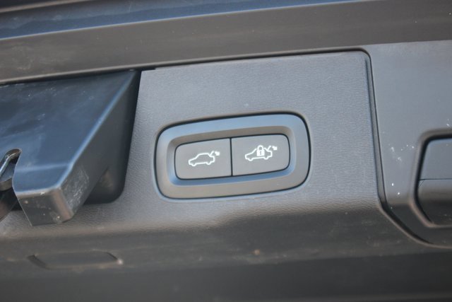 Used 2018 Volvo XC60 T6 Momentum w/ Advanced Package image 26