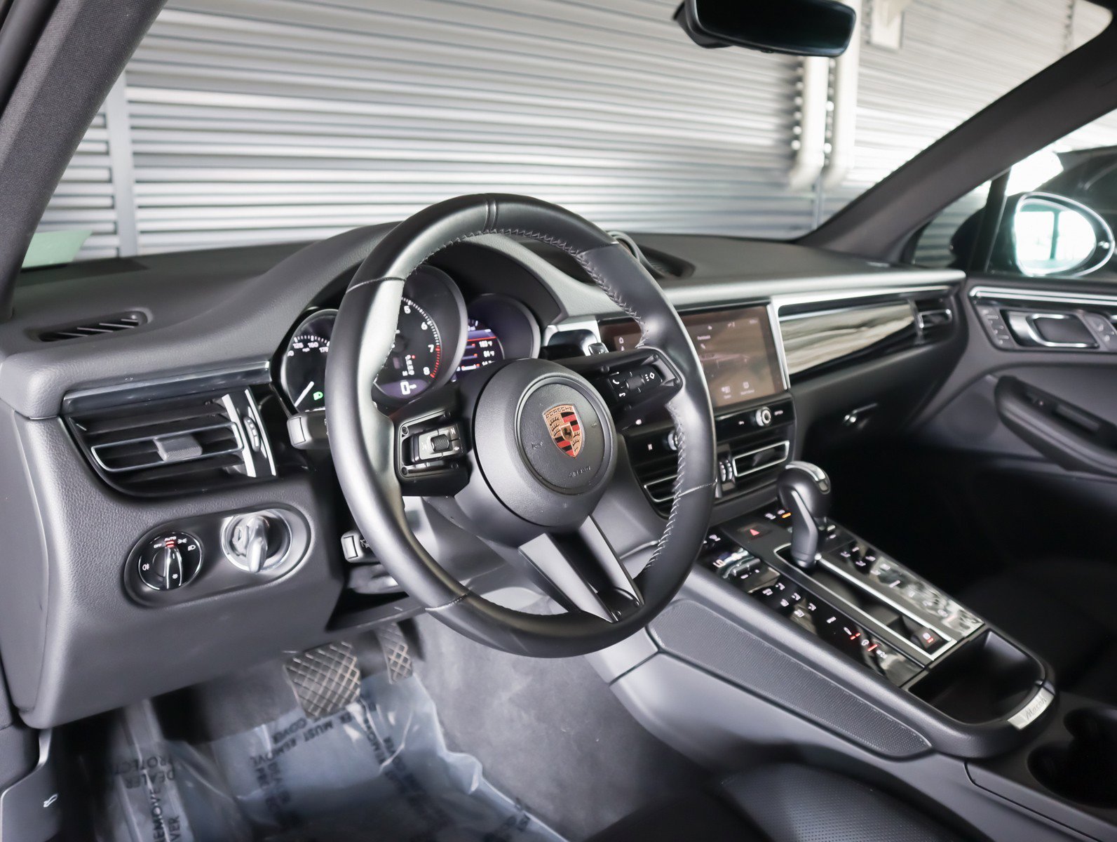 Certified 2024 Porsche Macan AWD/4WD image 4