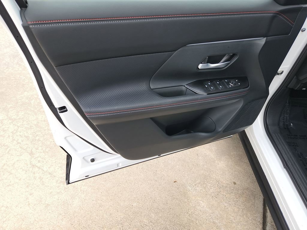 Certified 2025 Nissan Kicks SR image 28