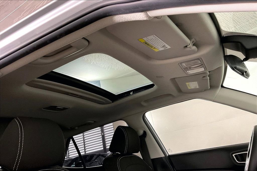 Used 2022 Hyundai Venue SEL image 29