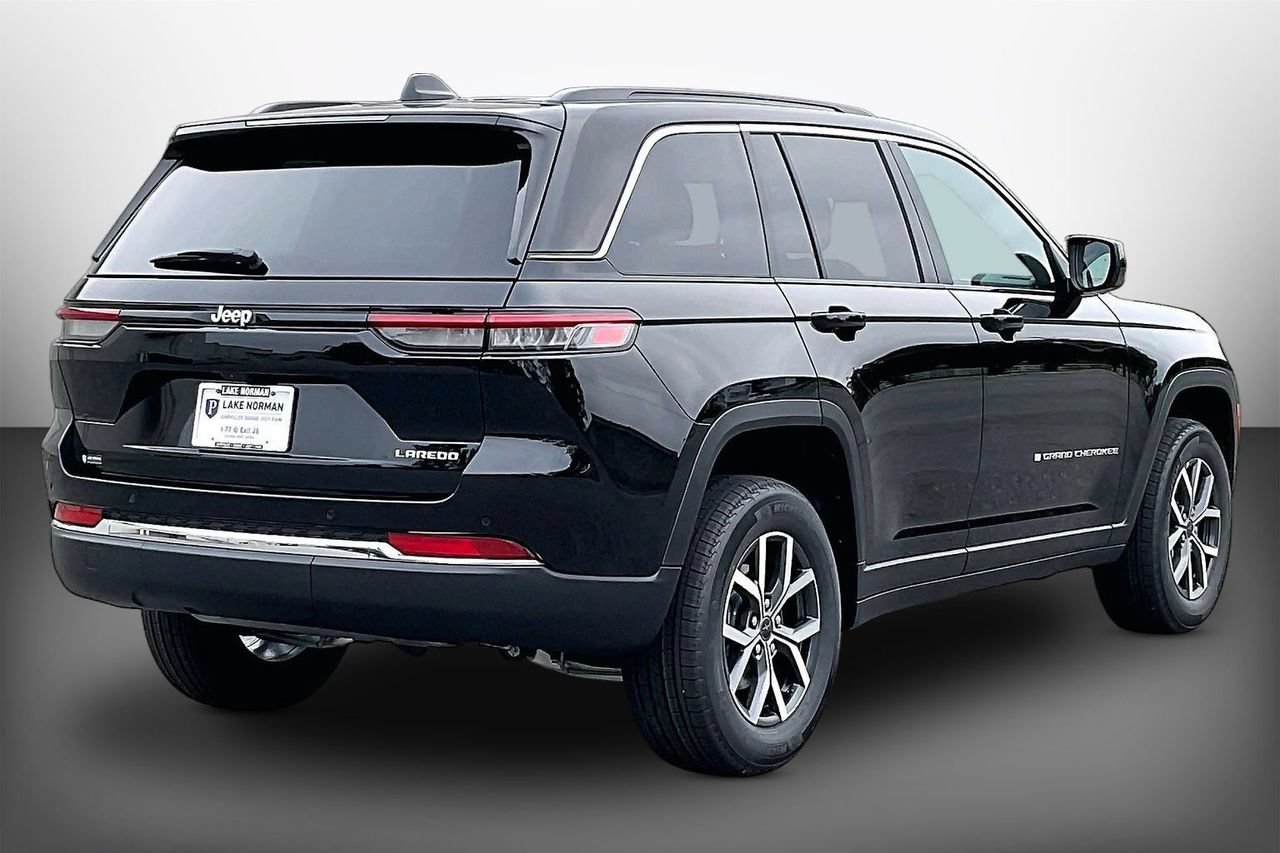 New 2027 Jeep Grand Cherokee Laredo RWD image 8
