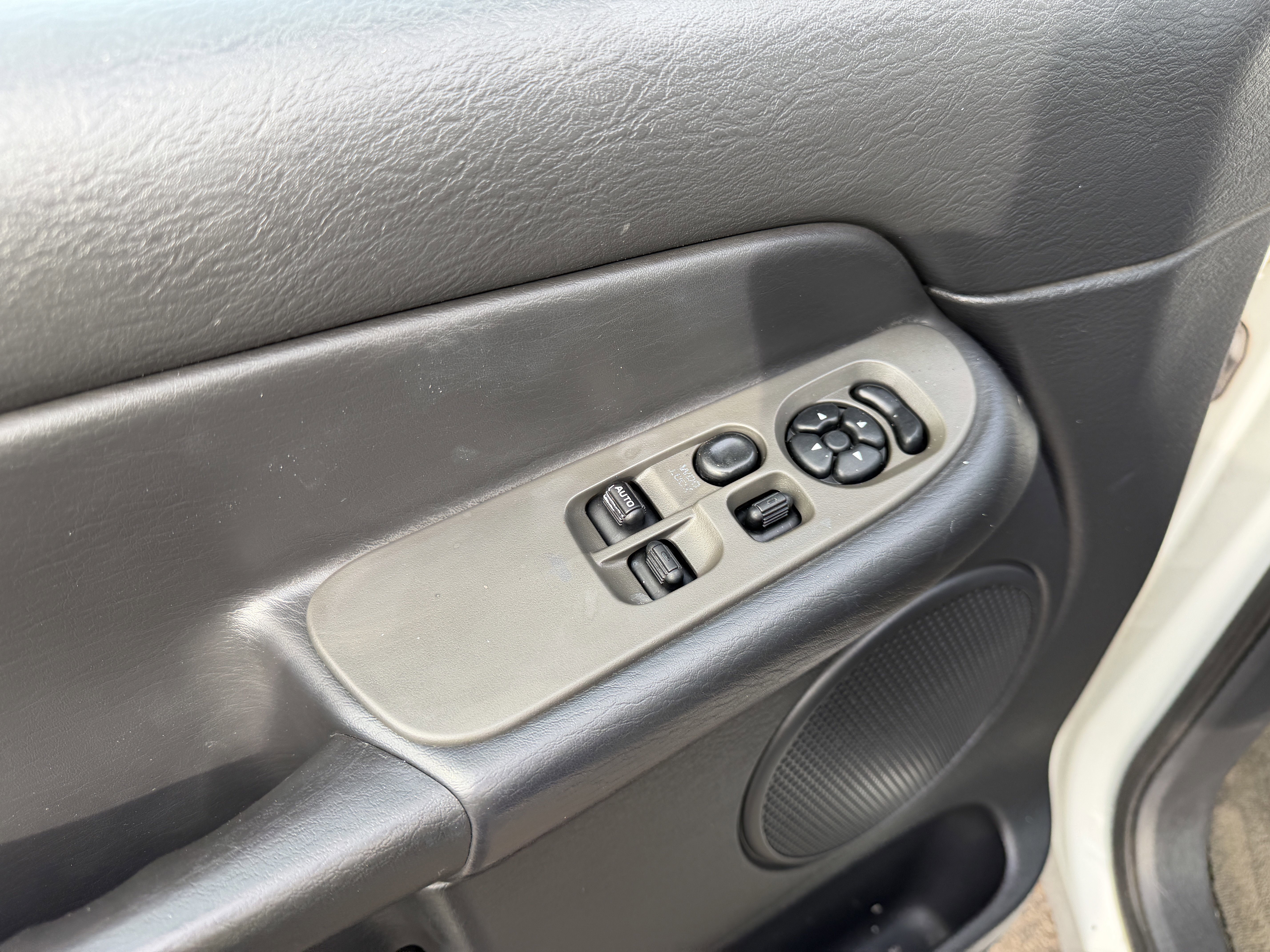 Used 2003 Dodge Ram 2500 Truck SLT image 16