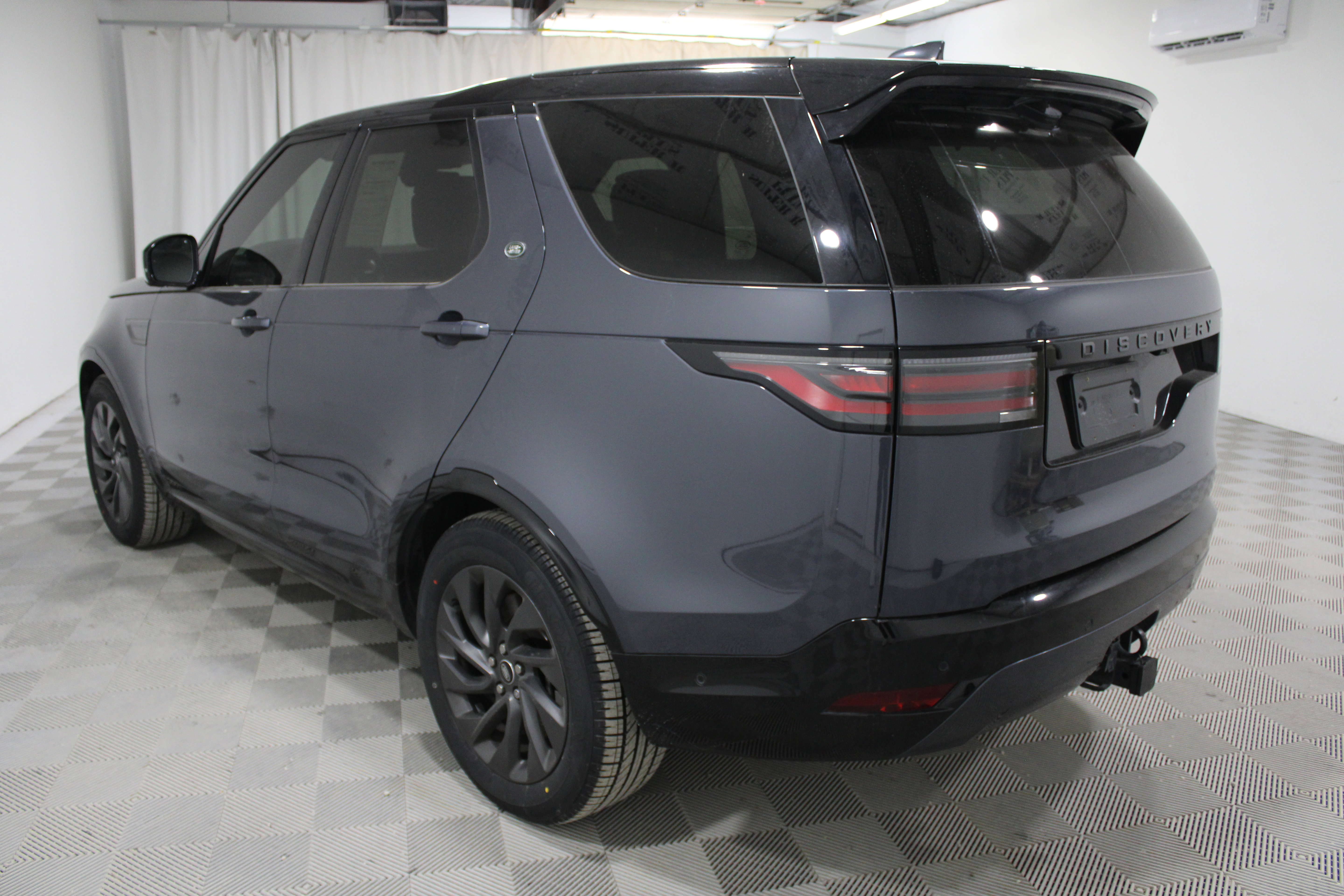 Used 2024 Land Rover Discovery Dynamic SE AWD/4WD image 32