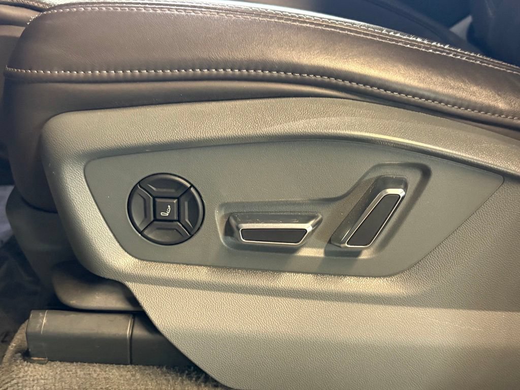 Used 2019 Audi Q8 Prestige w/ Luxury Package AWD/4WD image 21
