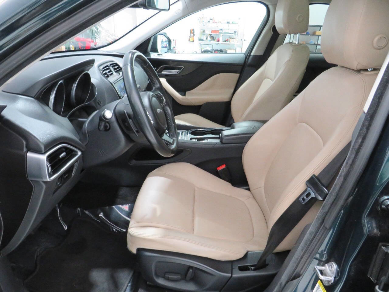 Used 2017 Jaguar F-PACE Premium image 15