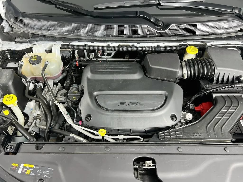 Used 2024 Chrysler Pacifica Touring-L FWD image 31