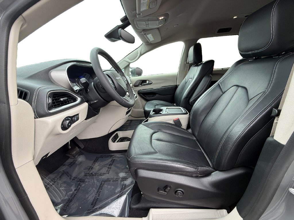 Used 2022 Chrysler Pacifica Touring-L w/ Uconnect Theater Family Group AWD/4WD image 9