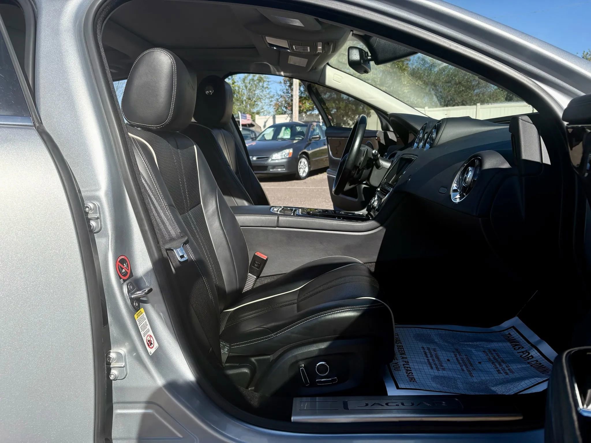 Used 2017 Jaguar XJ R-Sport image 26
