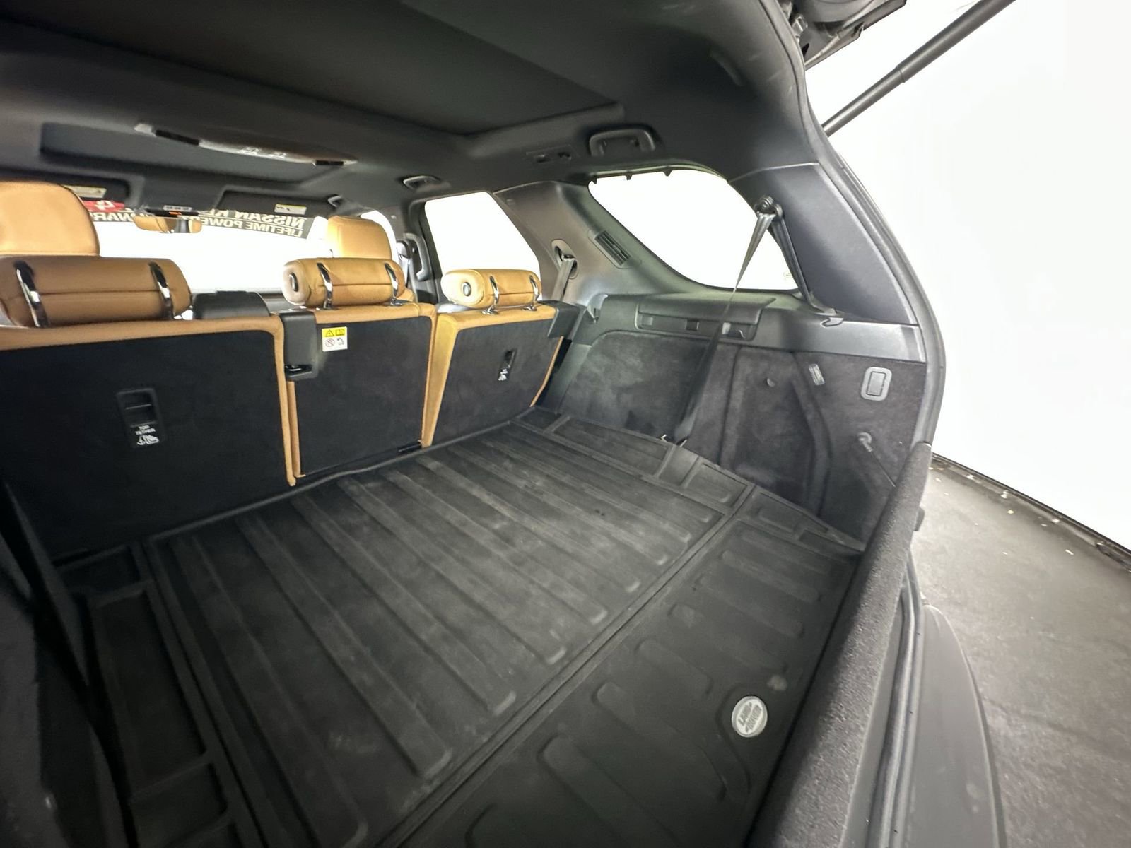 Used 2020 Land Rover Discovery HSE image 32