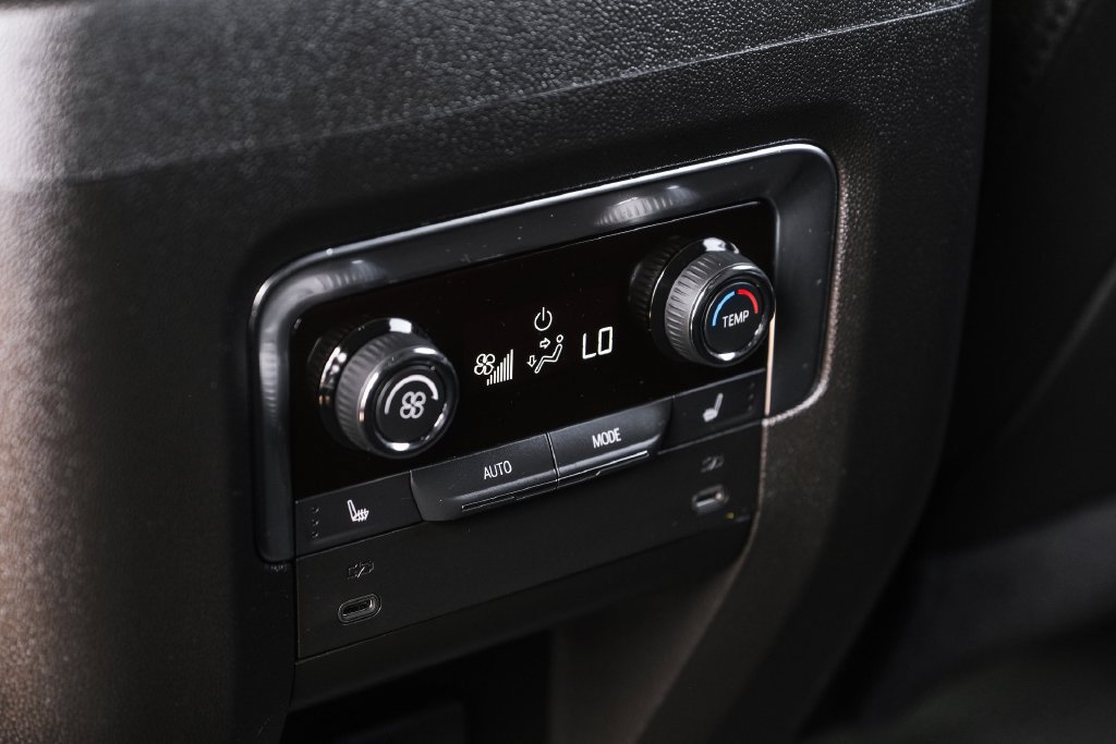 Used 2026 Chevrolet Suburban Premier RWD image 37