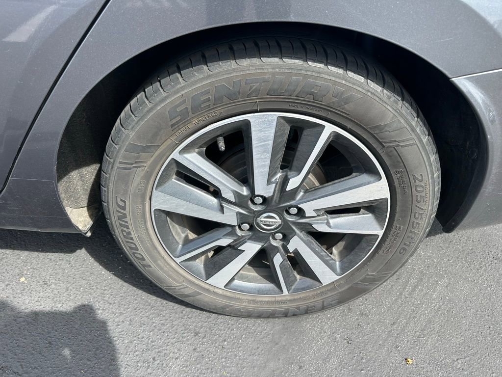 Used 2021 Nissan Versa SV image 3