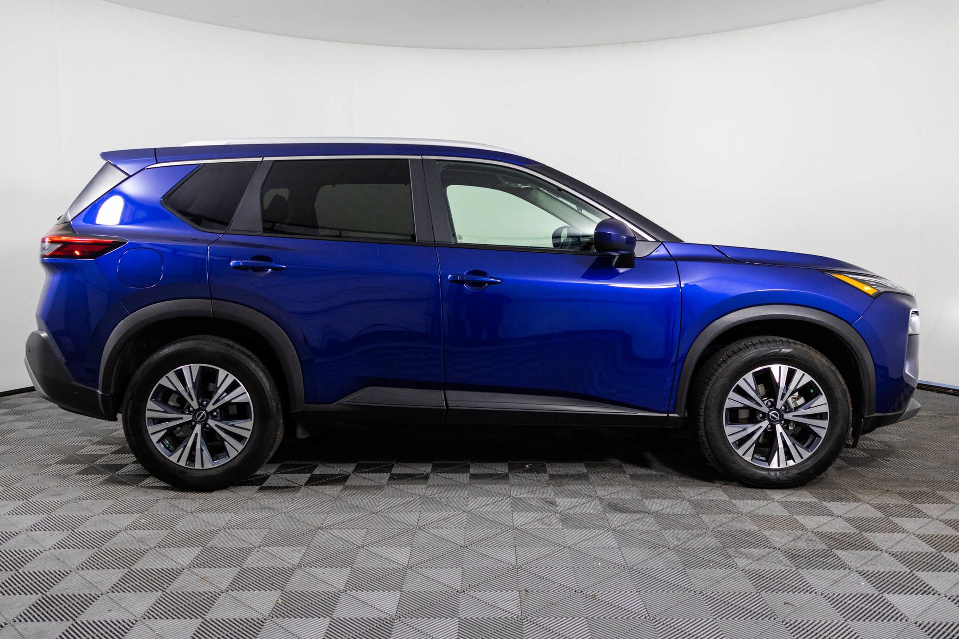 Used 2023 Nissan Rogue SV w/ SV Premium B Package image 17