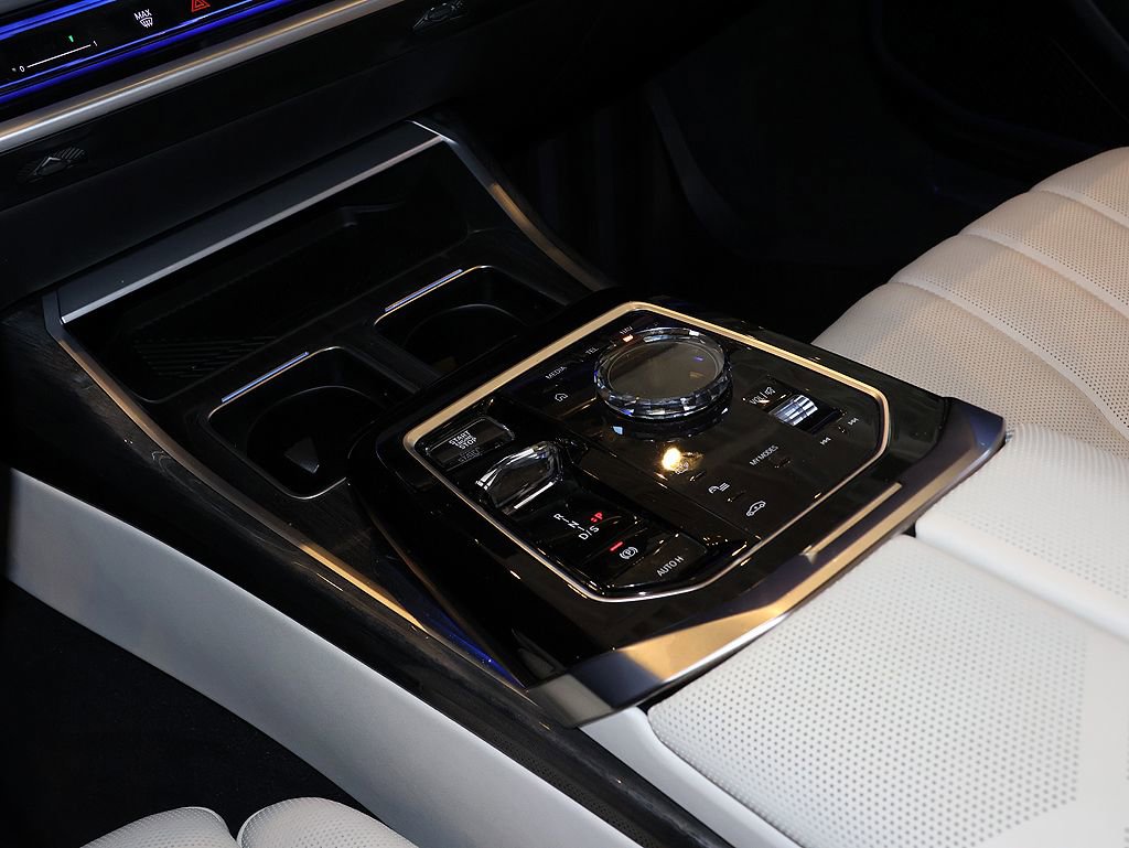 Used 2024 BMW 760i xDrive w/ Premium Package 2 image 46