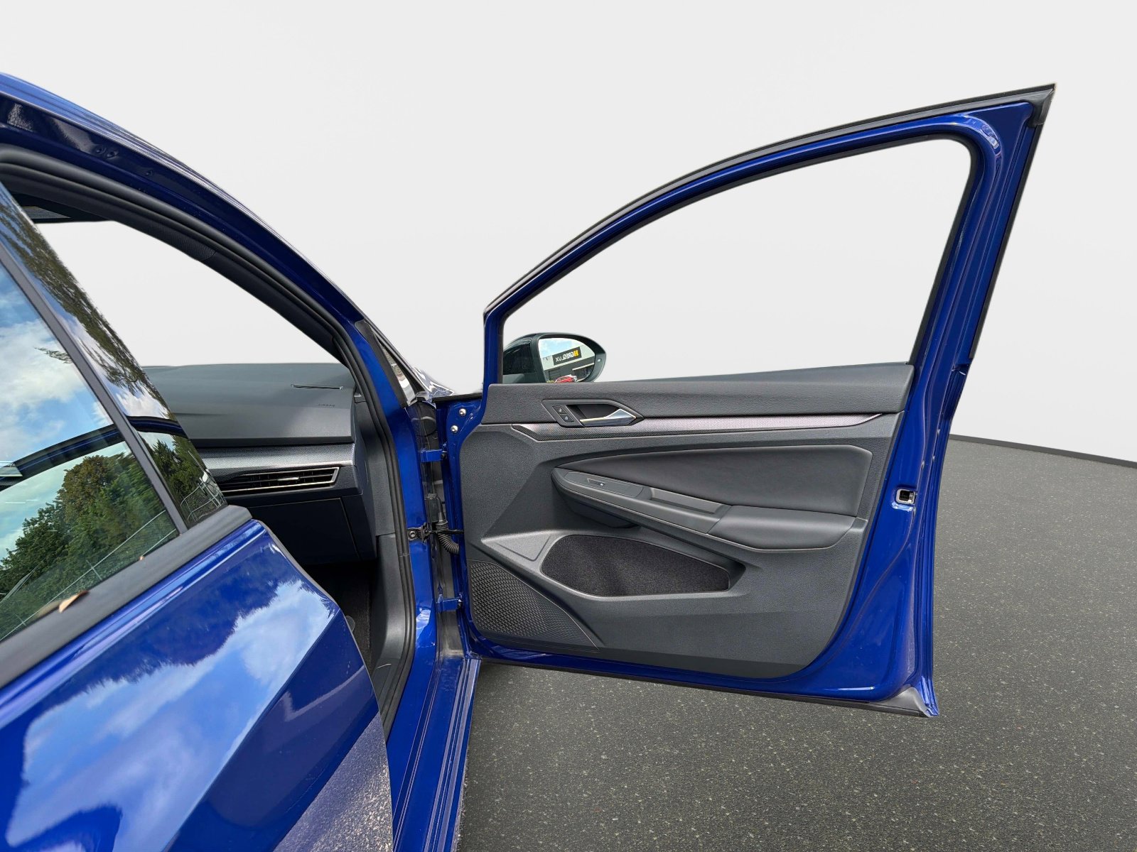 Used 2025 Volkswagen Golf image 24