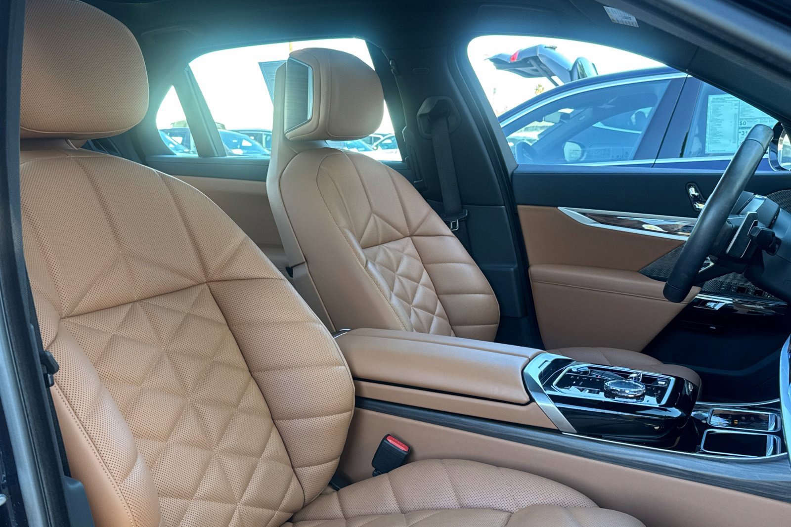 Used 2023 BMW 740i w/ Parking Assistance Package image 31