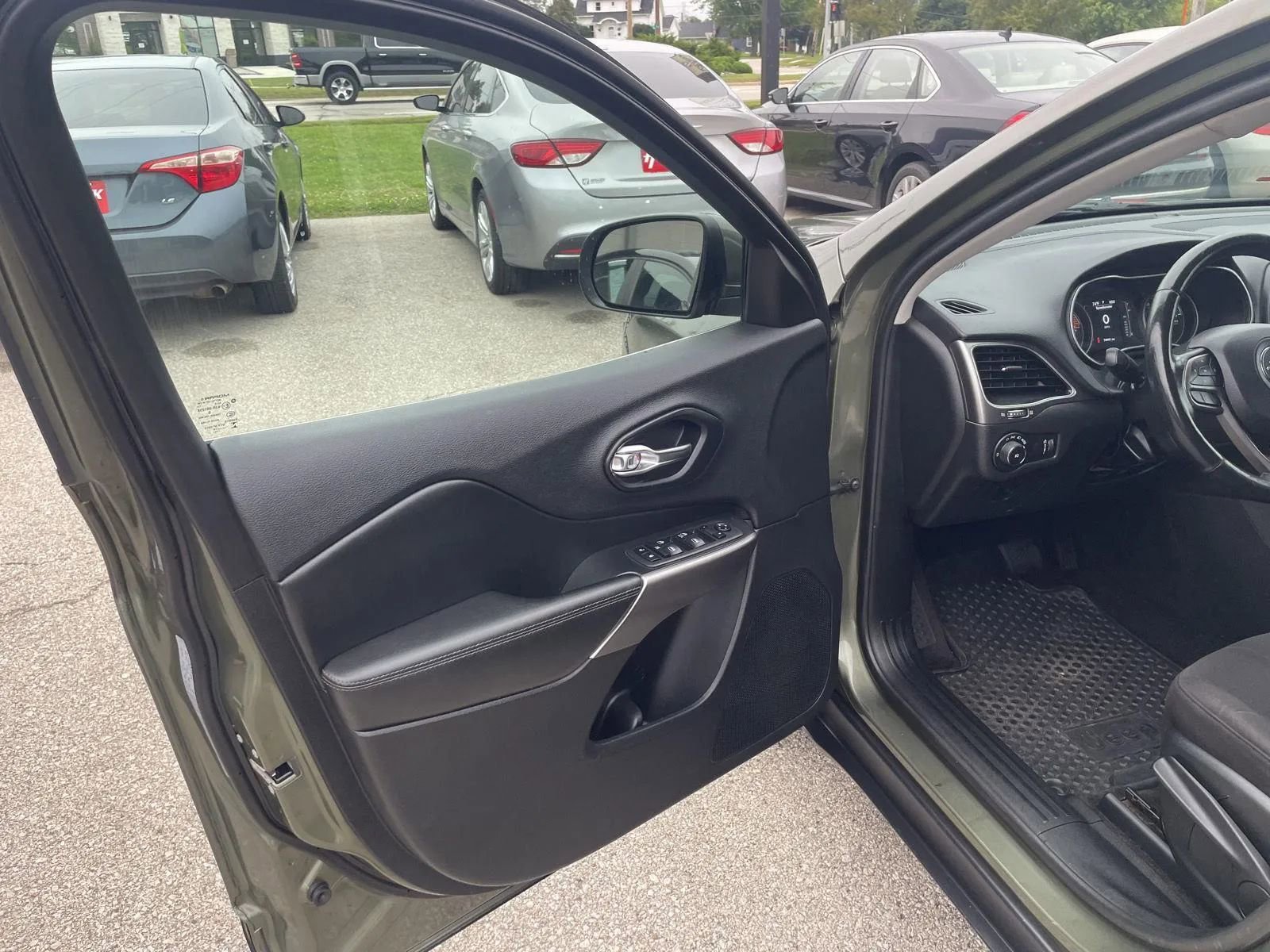 Used 2019 Jeep Cherokee Latitude w/ Cold Weather Group image 9