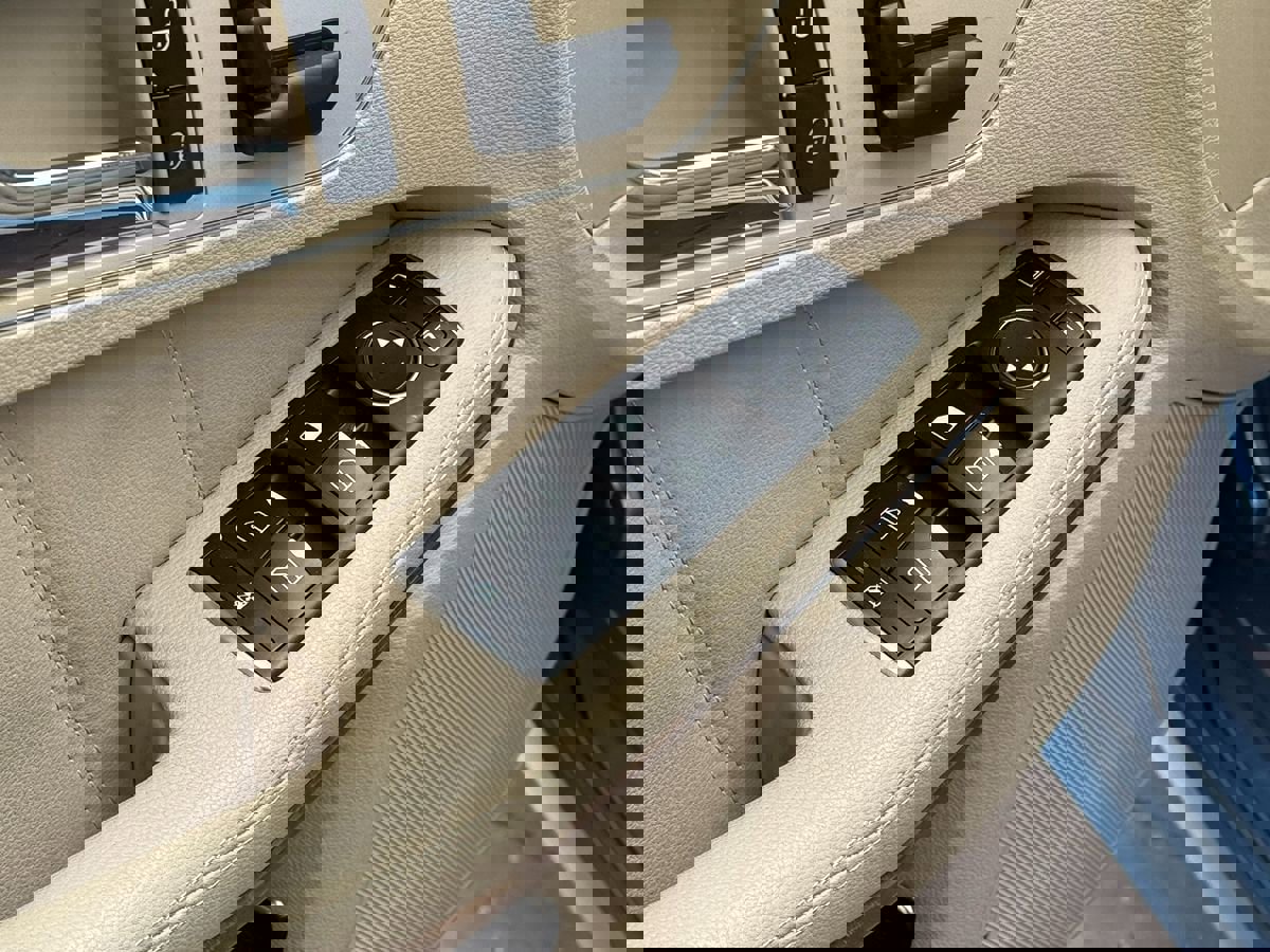 Used 2011 Mercedes-Benz E 550 Sedan image 34