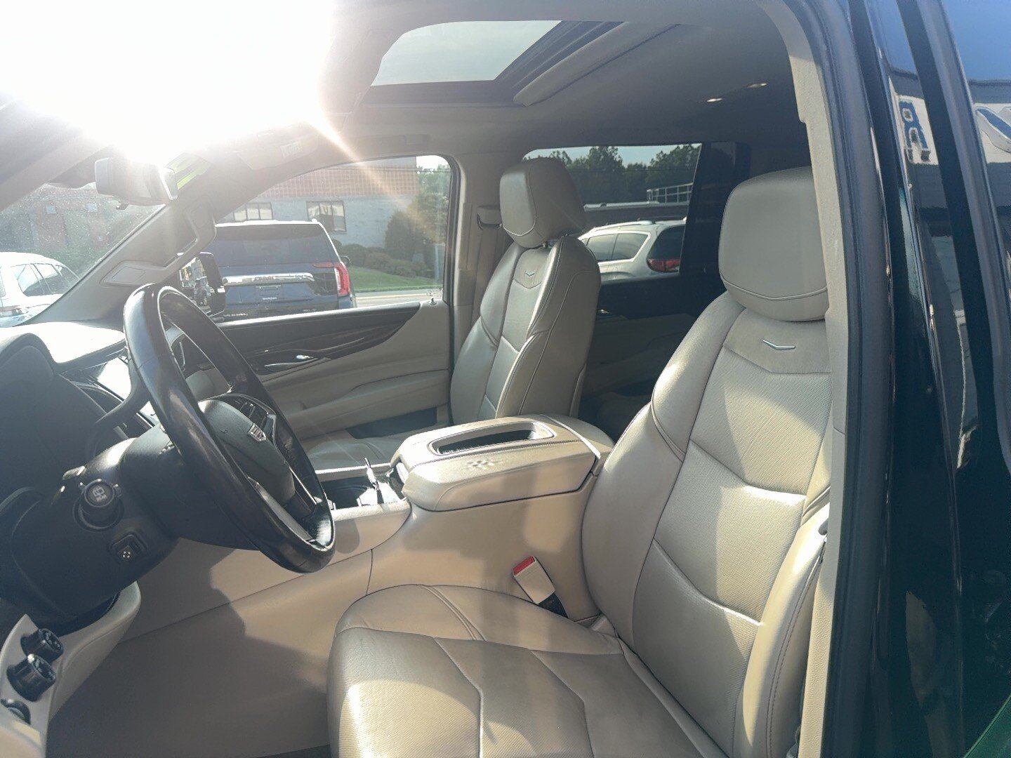 Used 2018 Cadillac Escalade ESV Luxury AWD/4WD image 18