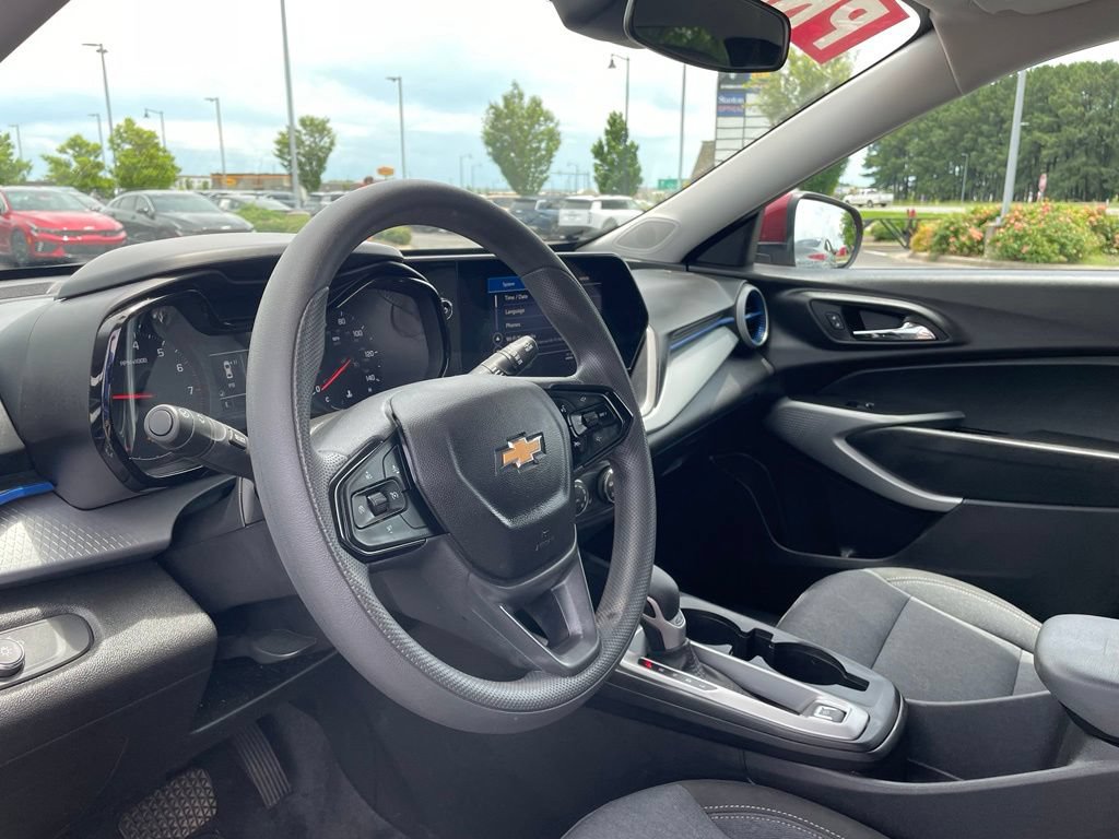 Used 2025 Chevrolet Trax LS w/ LS Convenience Package FWD image 10