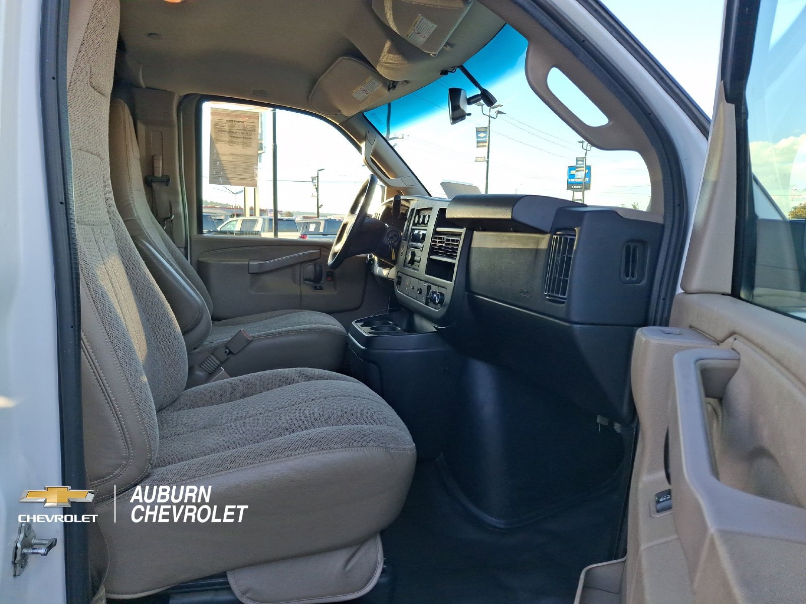 Used 2017 Chevrolet Express 2500 Extended RWD image 23