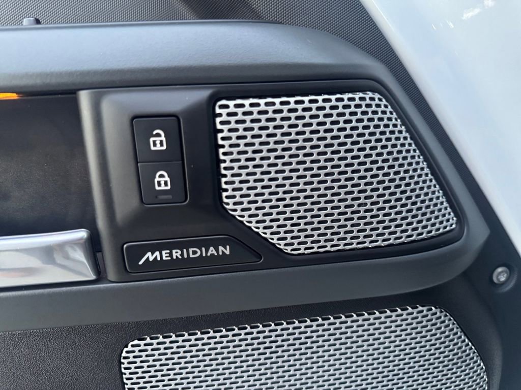 Used 2024 Land Rover Defender 130 X-Dynamic SE image 13