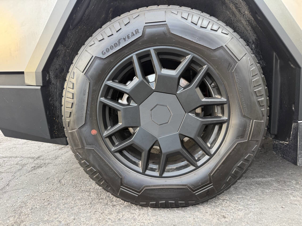 Used 2024 Tesla Cybertruck AWD Crew Cab image 17