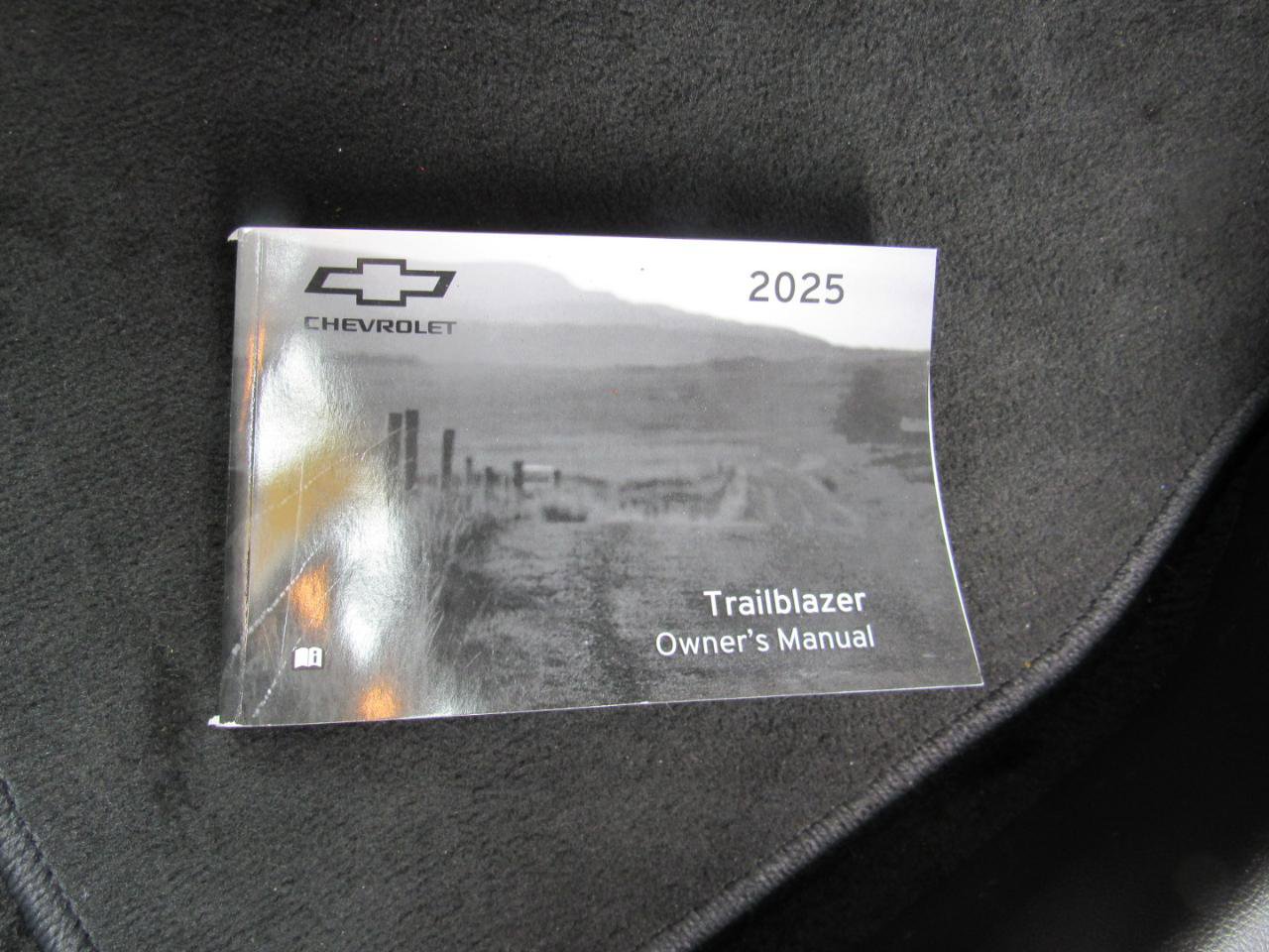 Used 2025 Chevrolet TrailBlazer LT AWD/4WD image 30