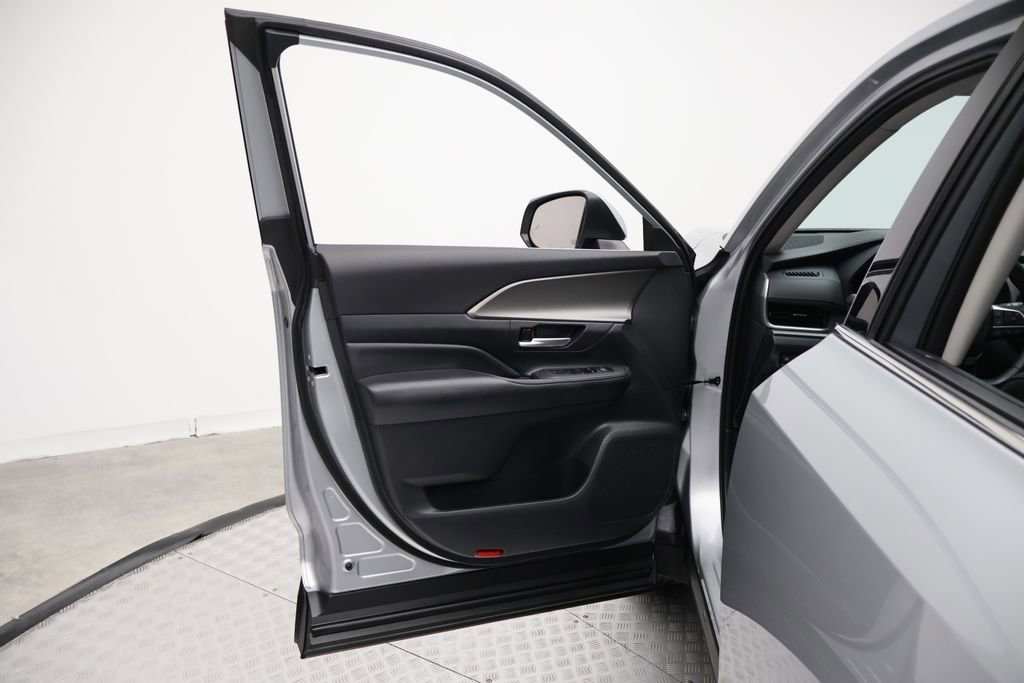 Certified 2025 Toyota Grand Highlander AWD image 16