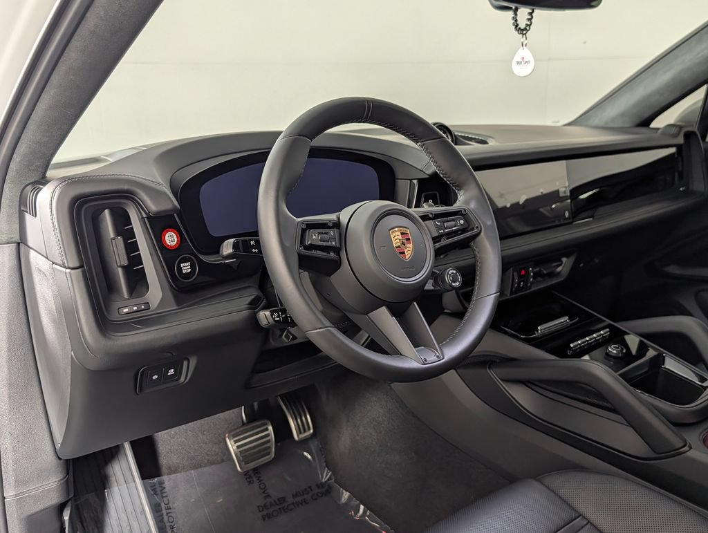 Certified 2025 Porsche Cayenne GTS AWD/4WD image 4