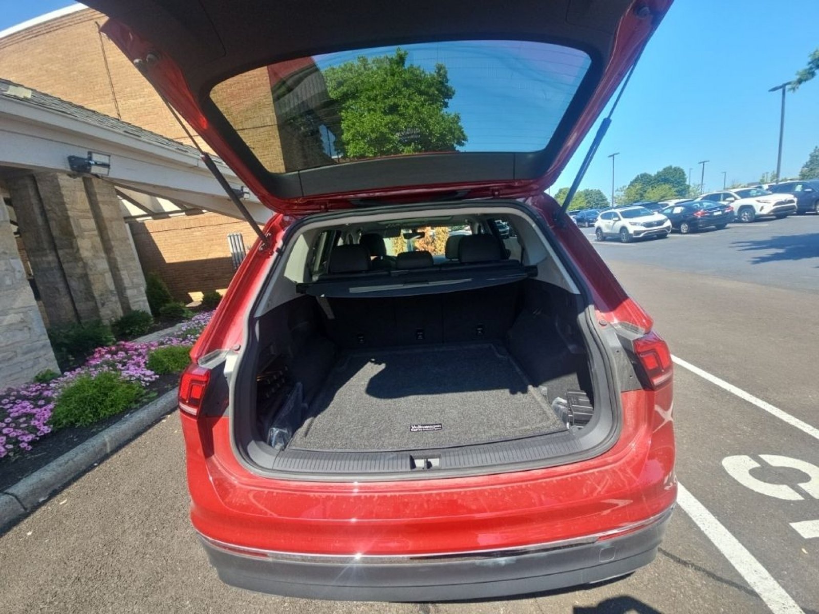 Used 2020 Volkswagen Tiguan SE AWD/4WD image 13