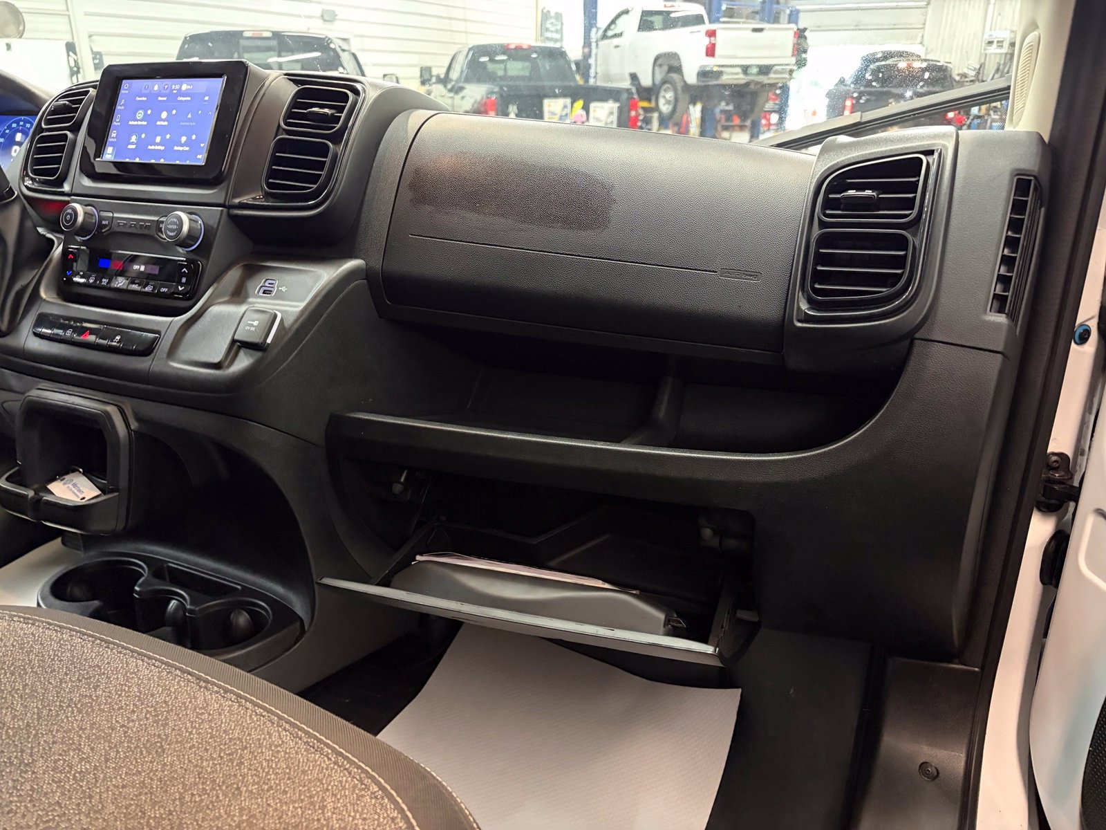 Used 2025 RAM ProMaster 2500 w/ U-Haul Equipment Group FWD image 27