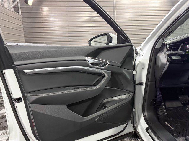 Used 2022 Audi e-tron Premium w/ Convenience Plus Package image 35