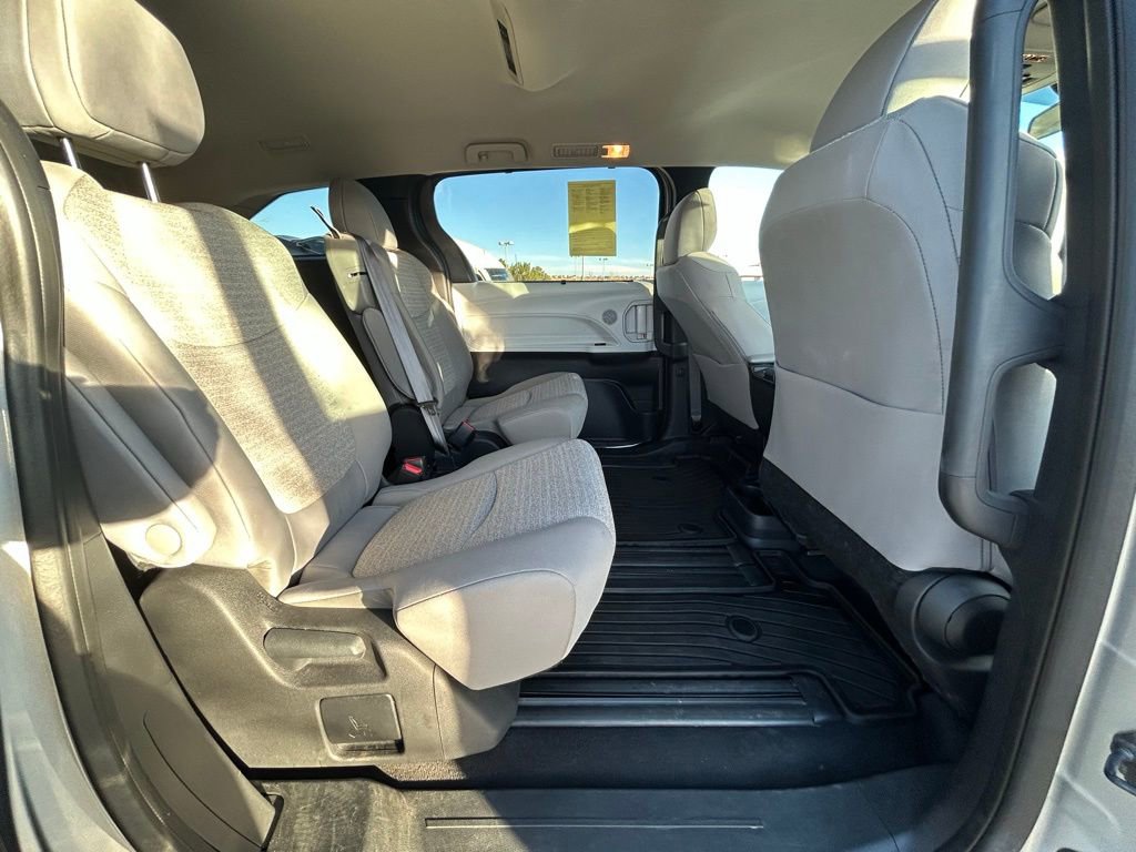 Used 2025 Toyota Sienna LE image 29