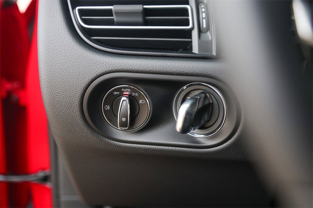 Certified 2025 Porsche Macan Turbo image 15