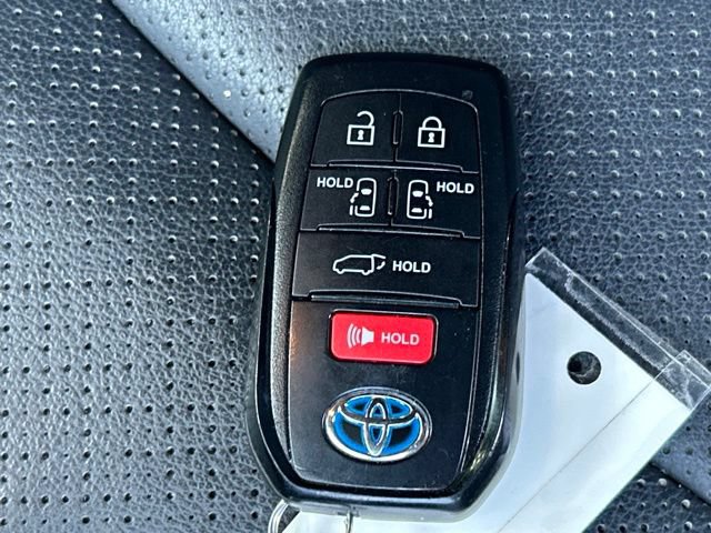 Used 2025 Toyota Sienna Platinum AWD/4WD image 60