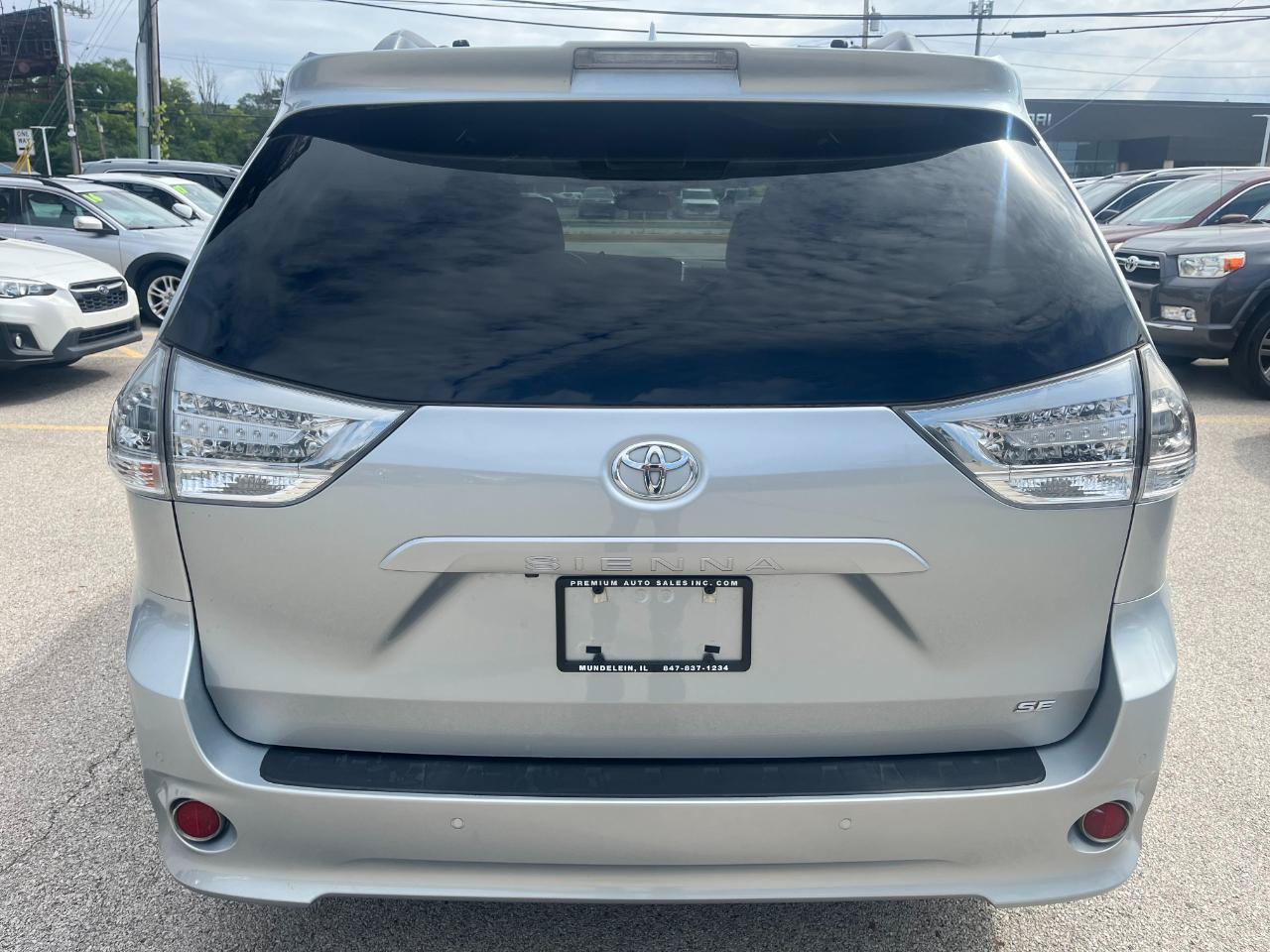 Used 2019 Toyota Sienna SE w/ SE Preferred Package FWD image 4