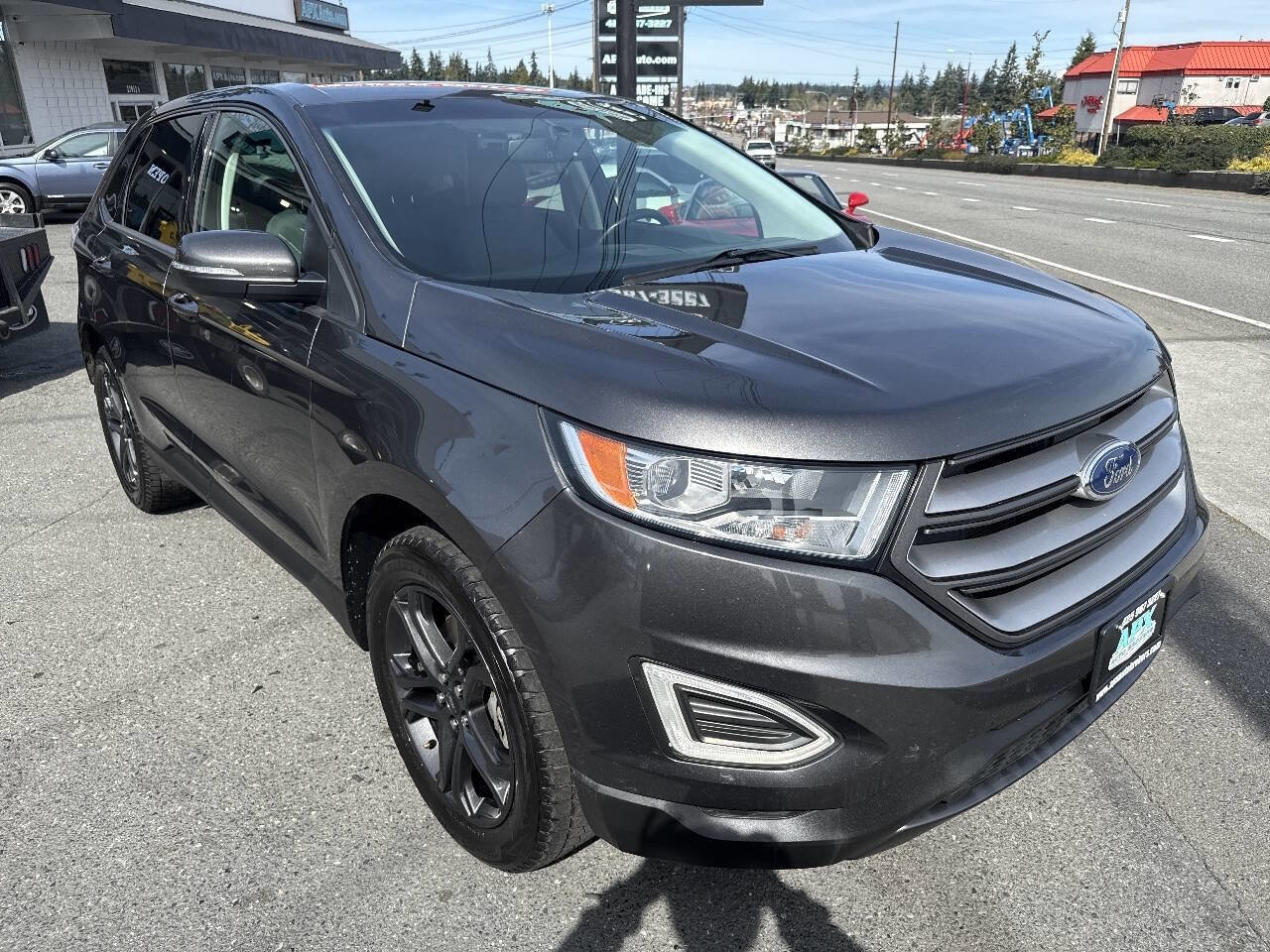 Used 2018 Ford Edge SEL w/ SEL Appearance Package image 9