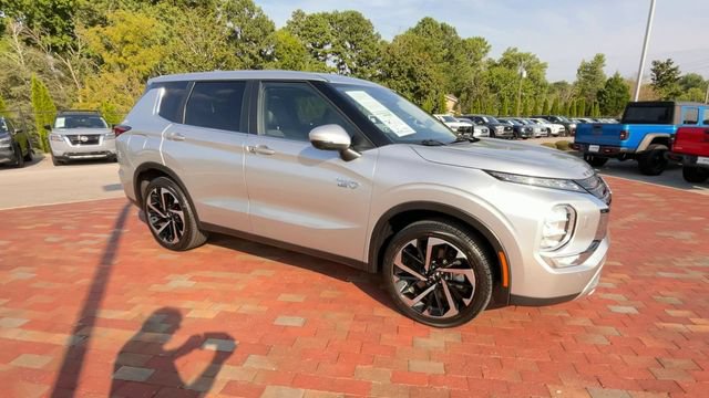 Used 2025 Mitsubishi Outlander SE AWD/4WD image 3